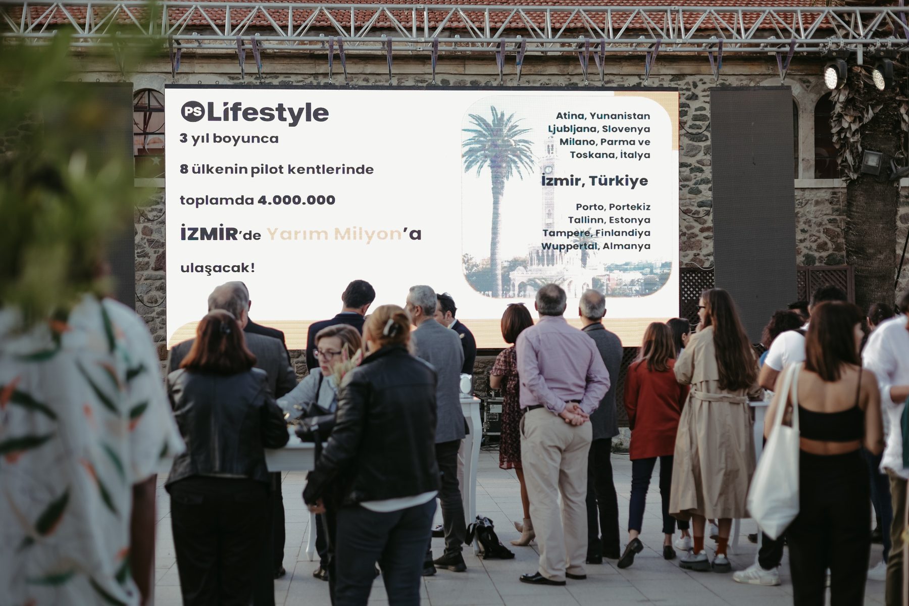 Dev ekranda PSLifestyle sunumu izleyen katılımcılar