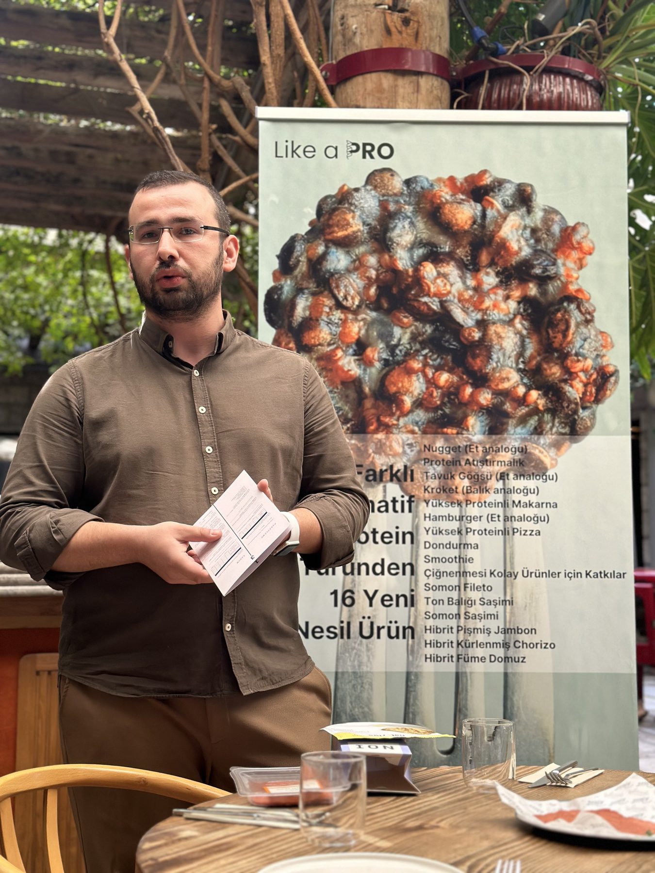 Like-A-Pro afişi önünde sunum