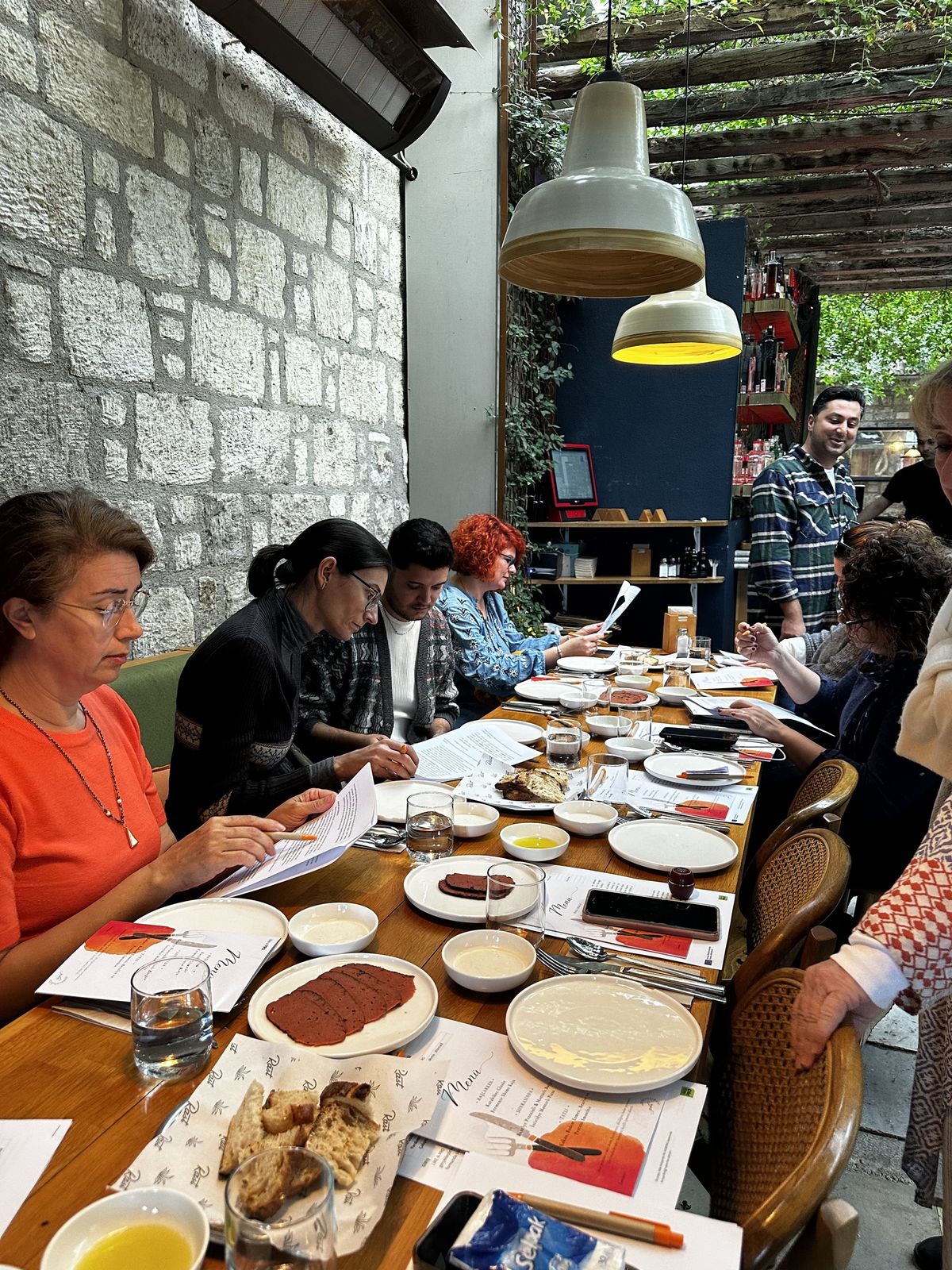 Sofrada değerlendirme yapan katılımcılar