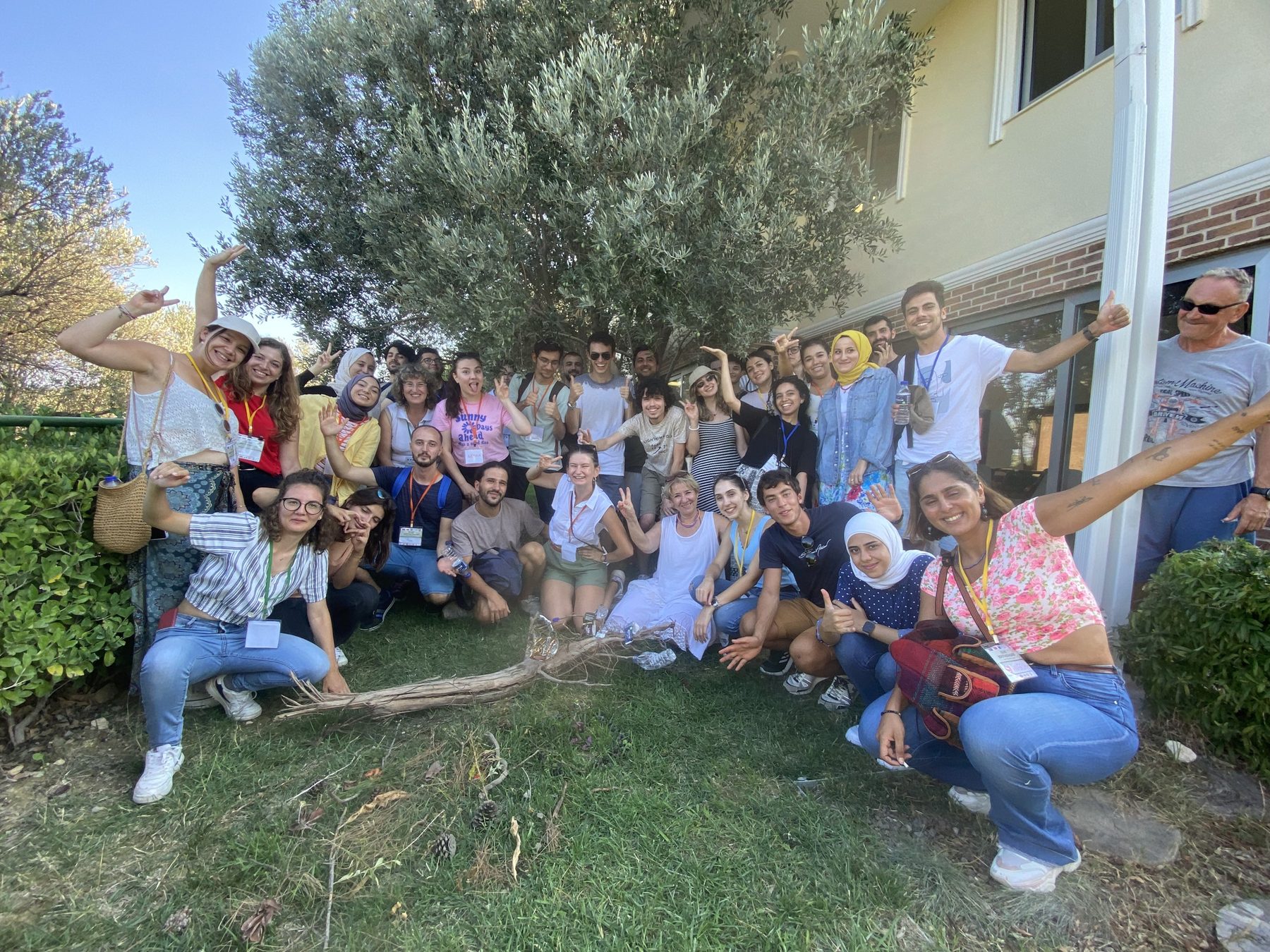 Zeytin ağaçlarının altında toplu fotoğraf