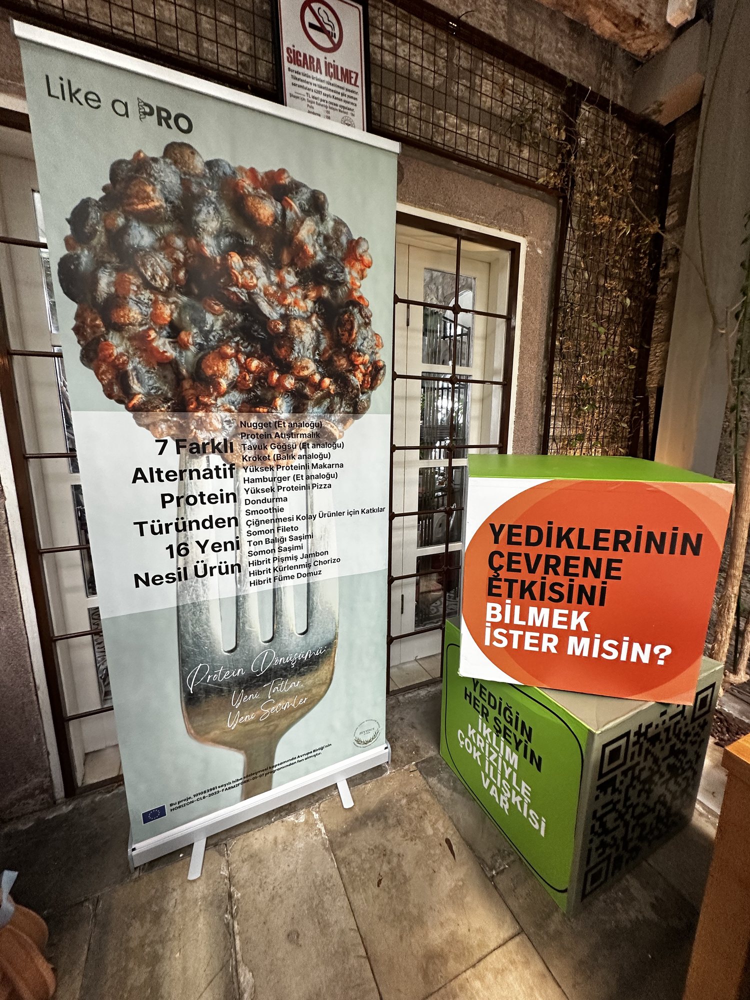 Like-A-Pro afişi ve anket panosu